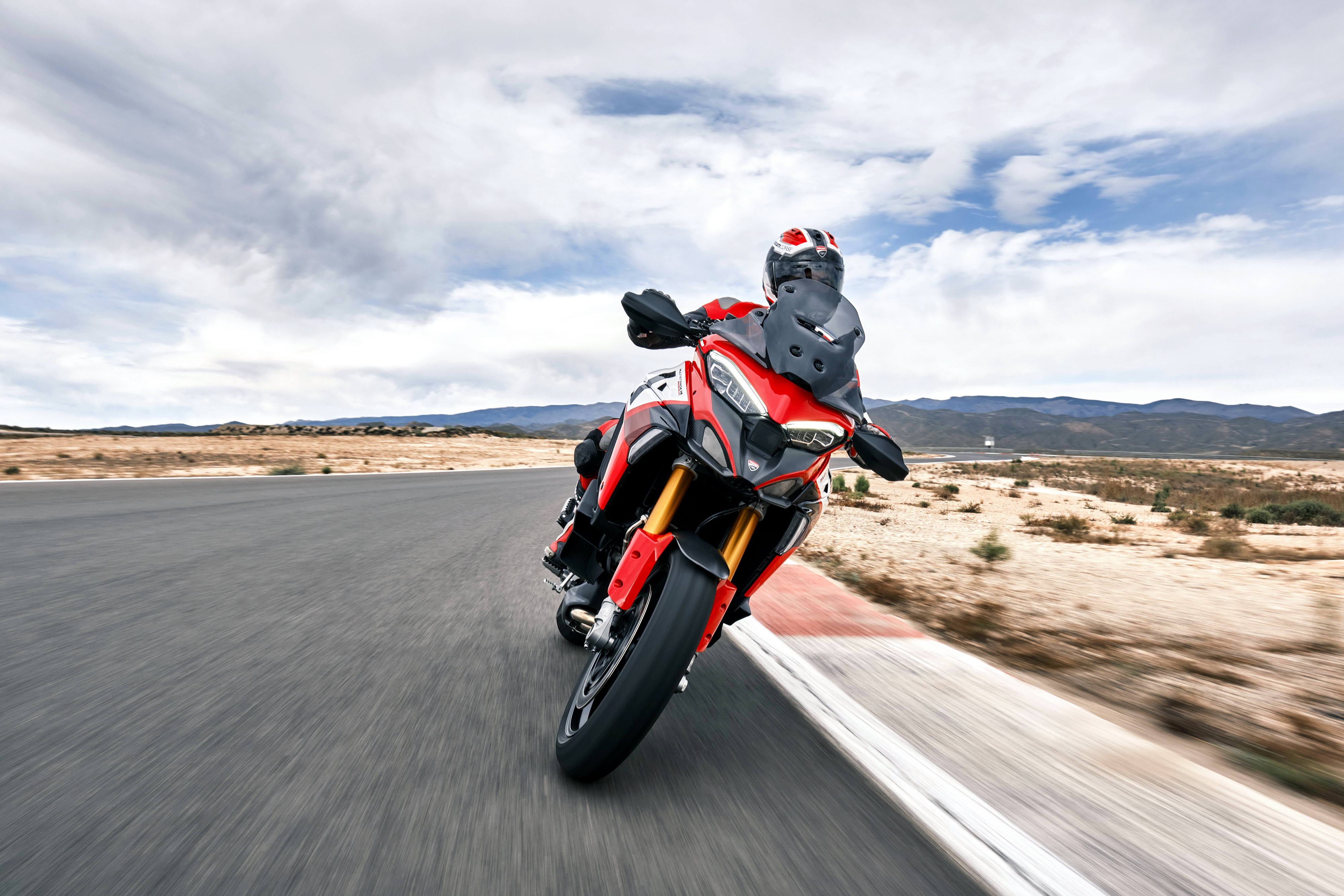杜卡迪 2022 Multistrada V4 派克峰版 户外特写