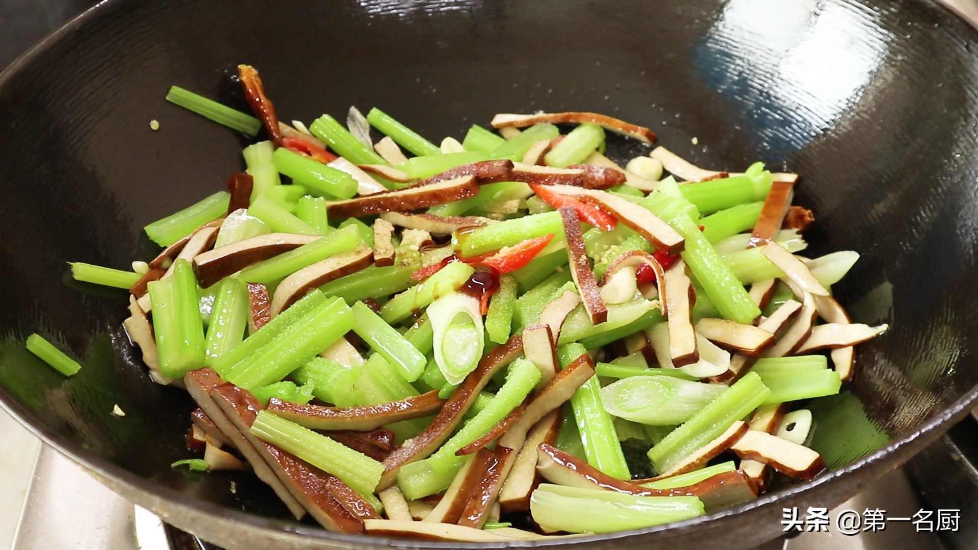 香干炒芹菜,香干炒芹菜怎么做好吃