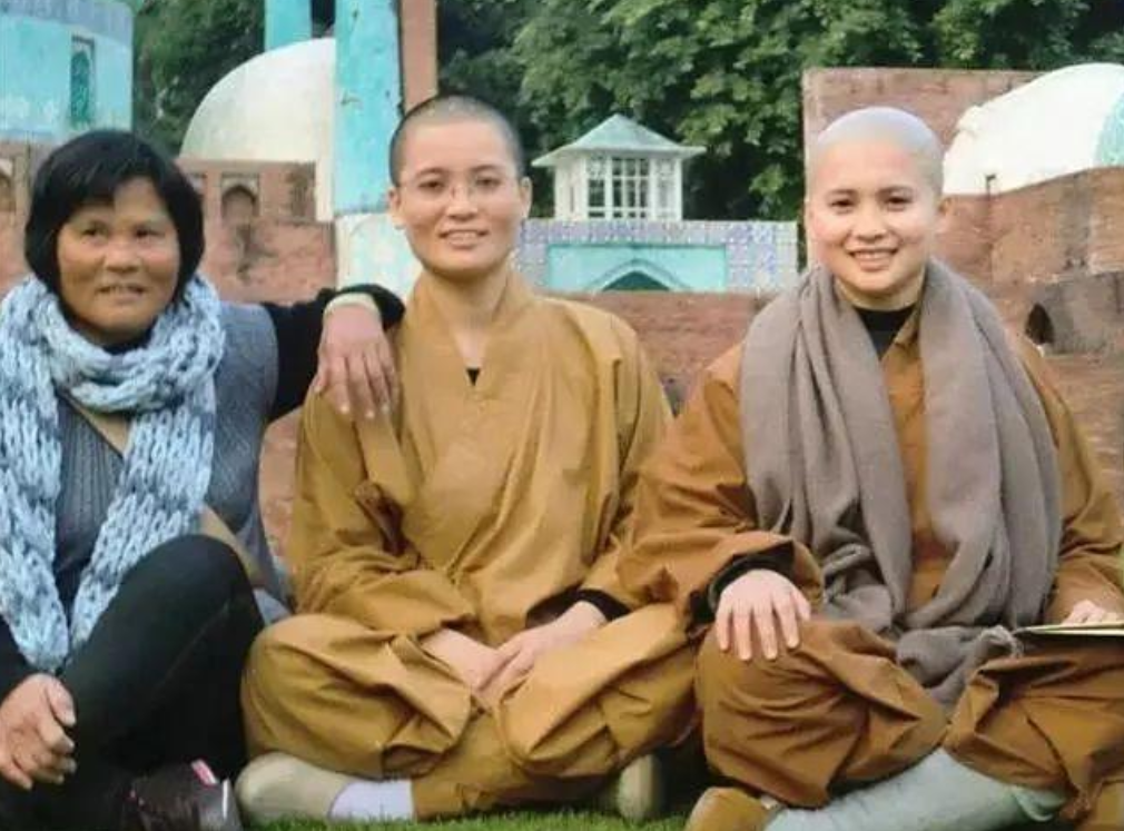 广东谭家三姐妹：青春年华集体出家为尼，多年后两人当上住持