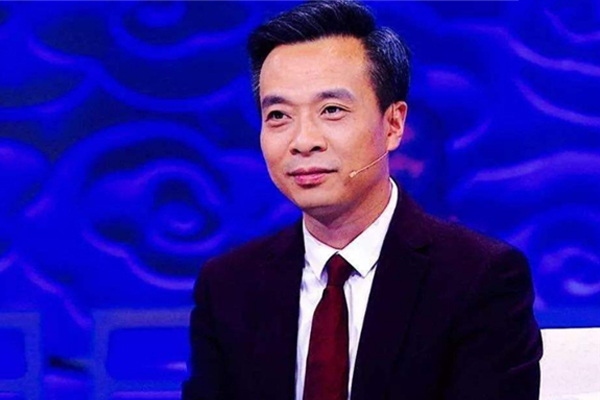 “云想衣裳花想容”这句诗，究竟该怎么读？康震曾因此惹出争议