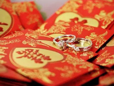 订婚时男方要给女方准备哪些东西（订婚男女双方需要准备什么东西）