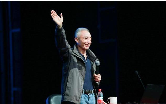 他是华中师范大学博导，“国民教授”，“别人家的老师”戴建业