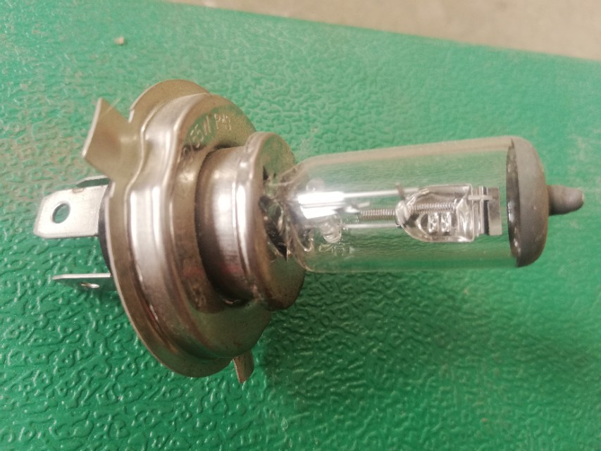 汽车LED灯一定比卤素灯好吗？它们的区别、优缺点你知道吗？