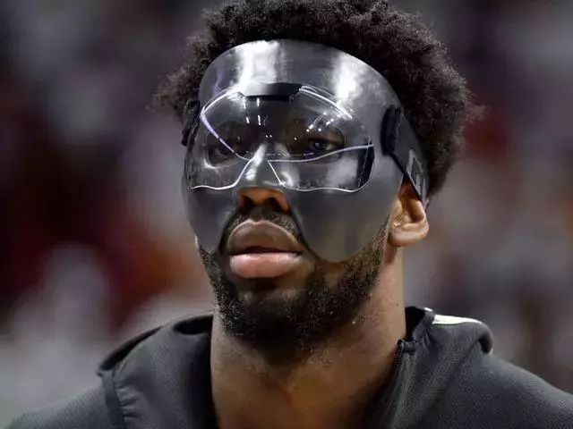 nba球星为什么带面具(NBA球星戴面具都啥样？基里连科搞笑 詹皇神似蒙面侠佐罗)