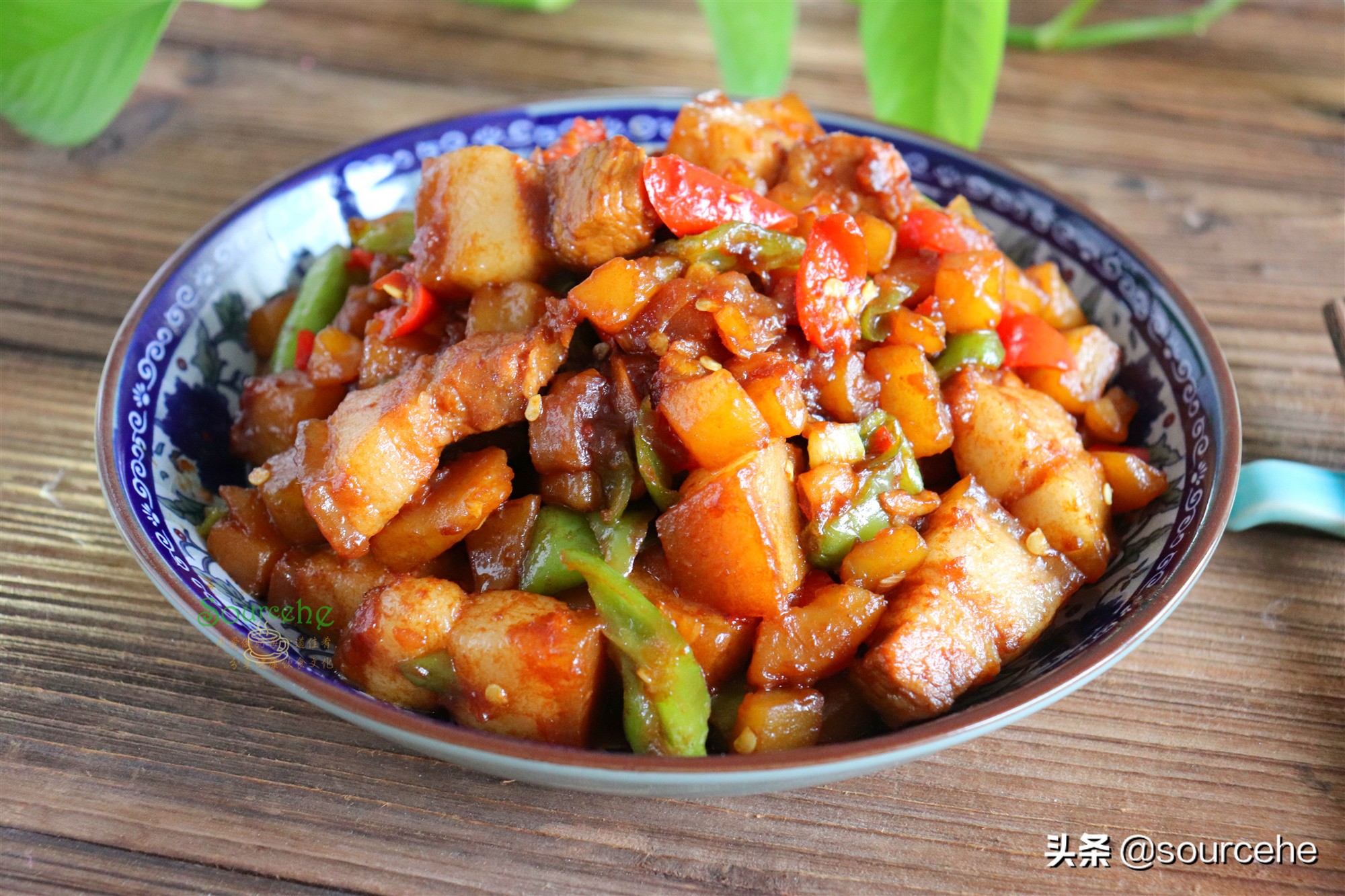 猪肉炖土豆(五花肉和土豆简单炖一炖香飘四溢)