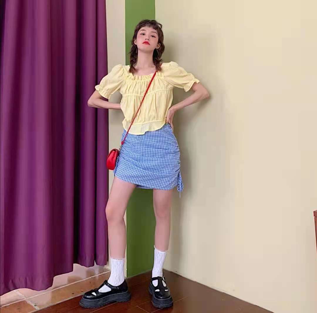 黄色上衣配什么颜色裙子好看