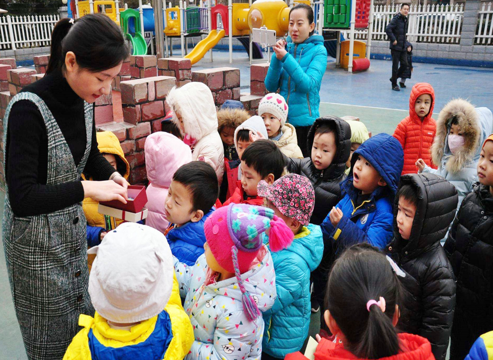 幼儿园老师晒“天价”工资单，年薪高达30万，谁再说幼教穷？