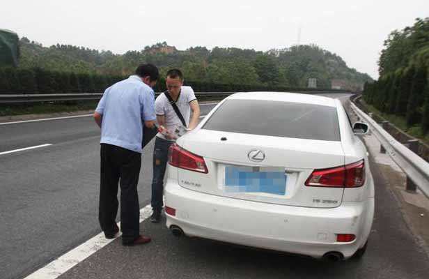 高速公路上发现车没油了怎么办？这几个办法要收藏！