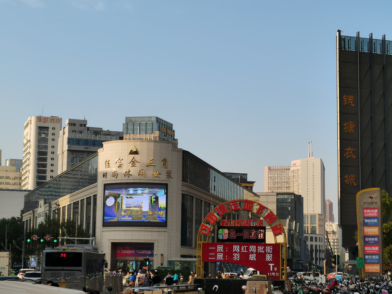 郑州批发商遇上双11：曾经一款服装能卖好几年，如今直言赔不起