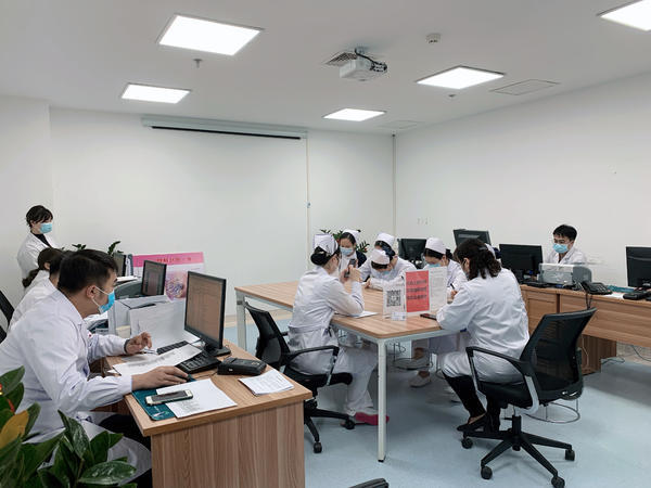 郑大一附院乳腺外科医生的一天怎么过？记者体验：查房、门诊、手术连轴转，医生一分钟喝下一瓶奶