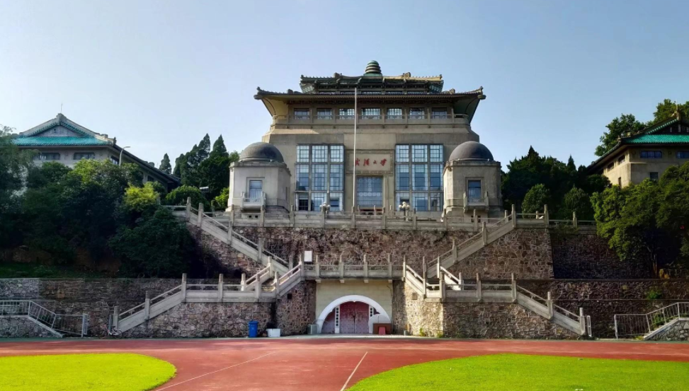 中国百强高校排名出炉，哈工大表现亮眼，清华独占鳌头