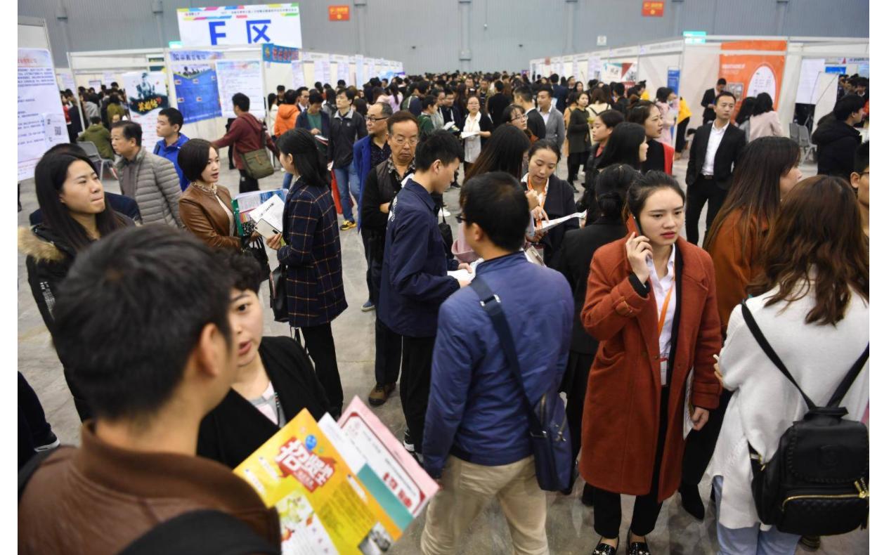 大学生就业难，部分毕业生表示很心酸，简历还没看就被淘汰了