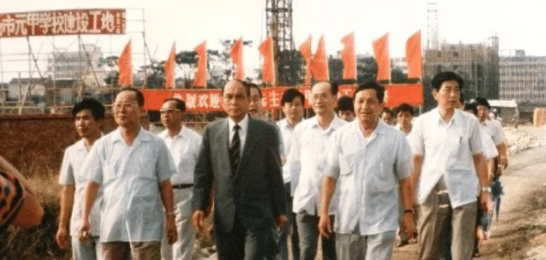 霍英东的正派情史，港圈最抠门的亿万富翁，却爱上3位人间富贵花