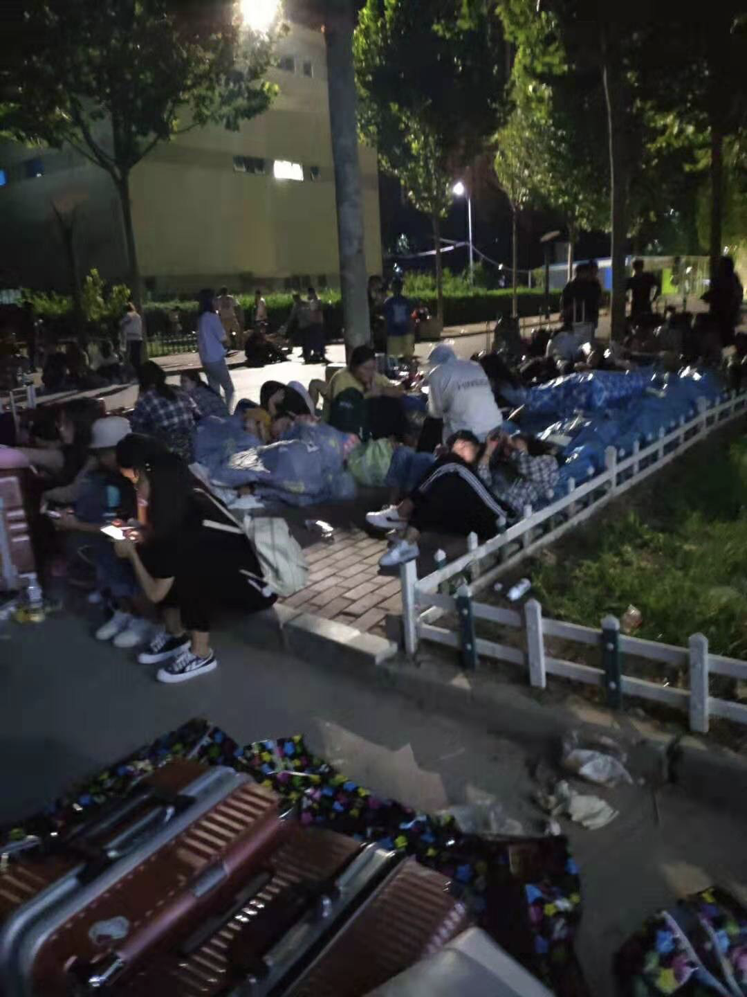 河北高校又出事？！被曝强制学生到富士康实习，不去拿不到毕业证