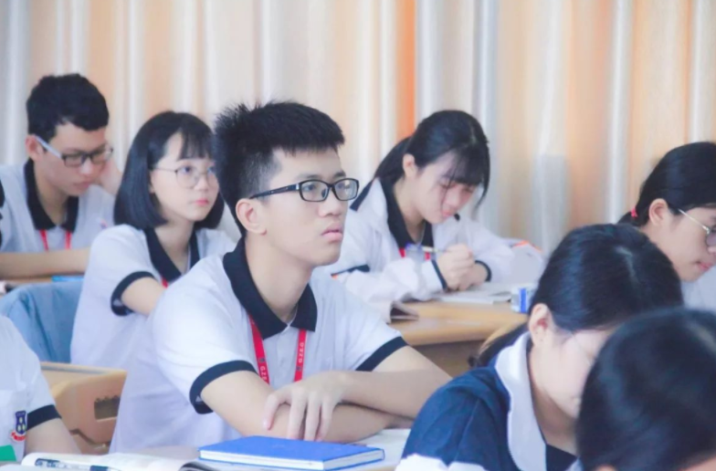 校长站垃圾桶旁吃学生剩菜，引起众人热议，是作秀还是以身作则