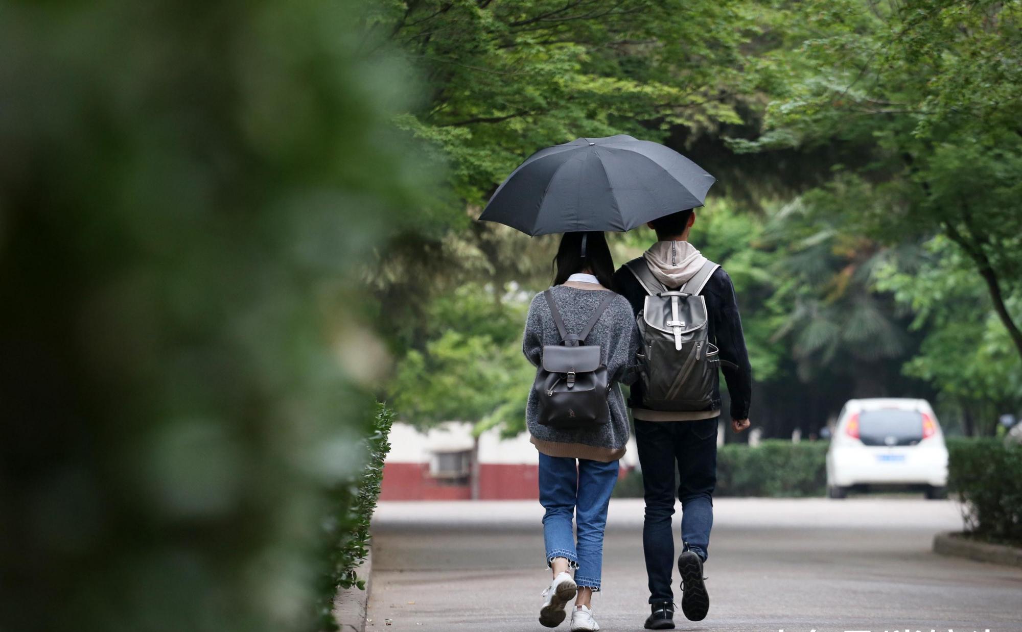 高校禁止学生有婚前性行为，网友吵翻了：我一个成年人没这点自由