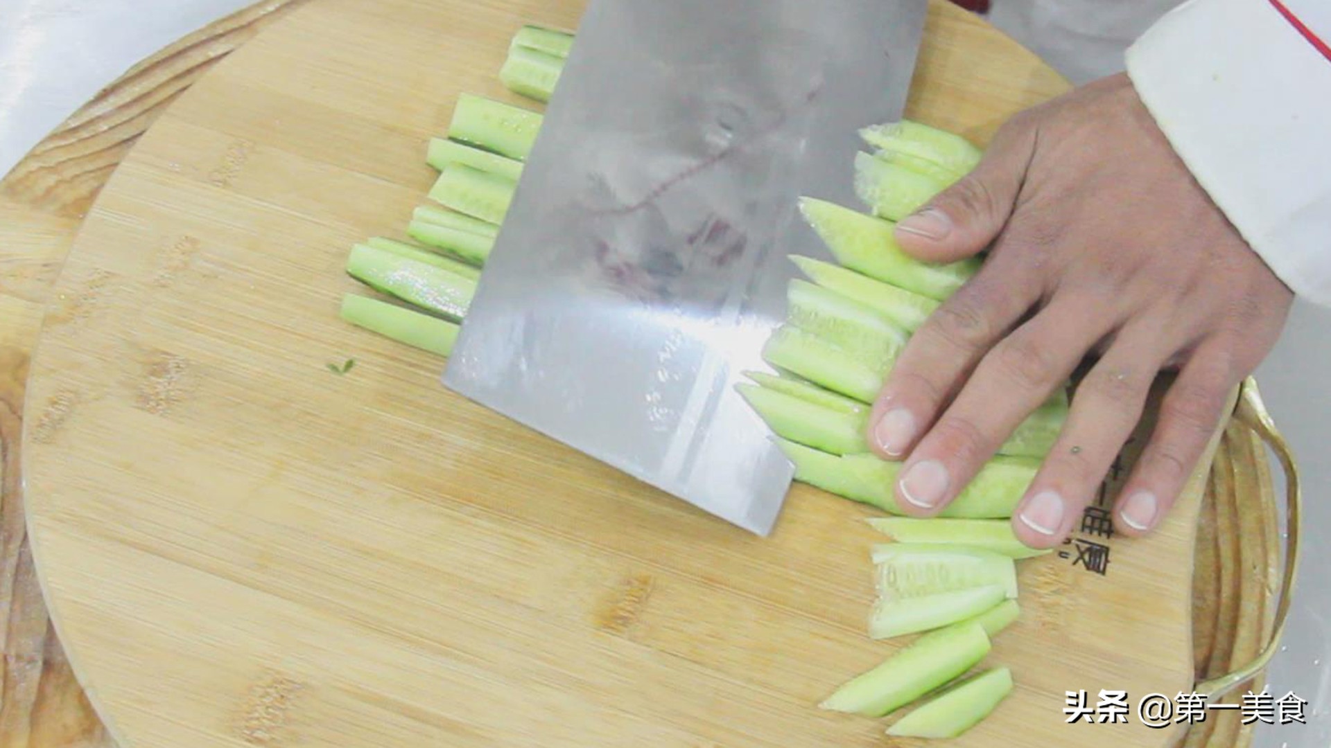 怎样凉拌黄瓜（清脆爽口酱汁入味的黄瓜做法）