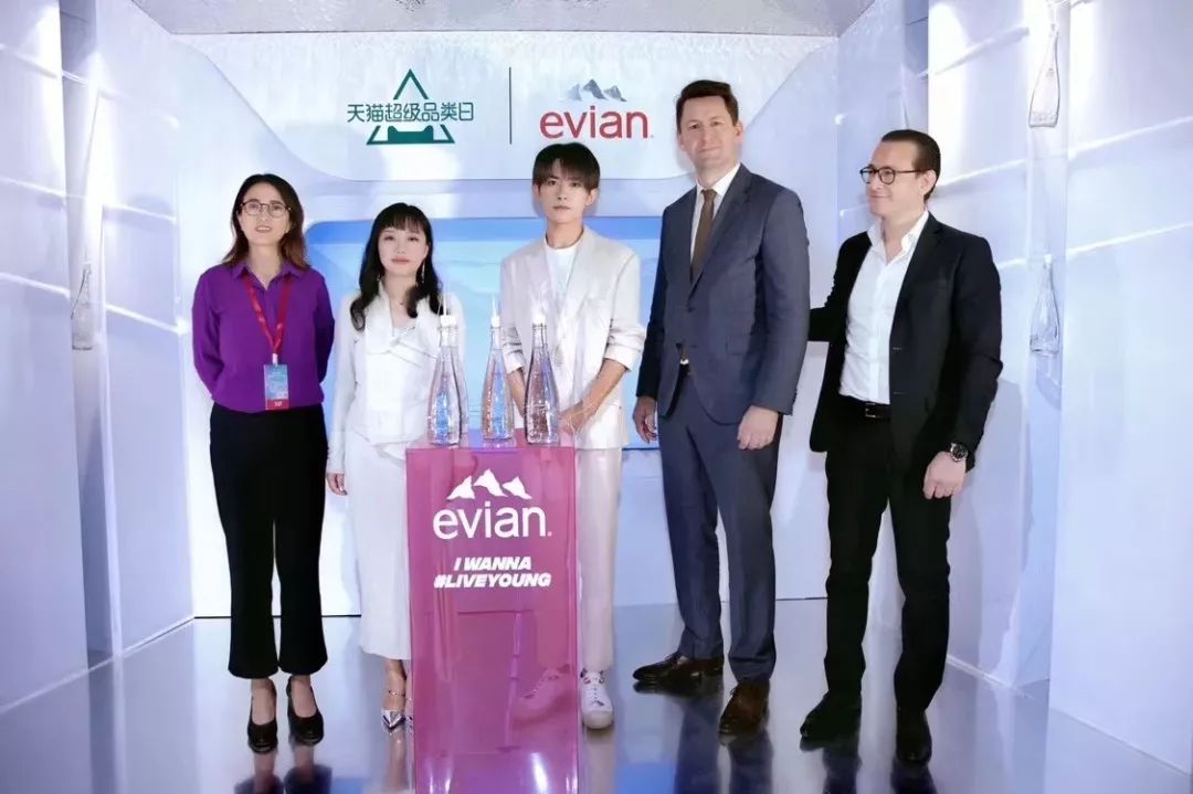 为抢占中国高端水市场，签下易烊千玺做代言，堪称水中奢侈品的依云也是拼了