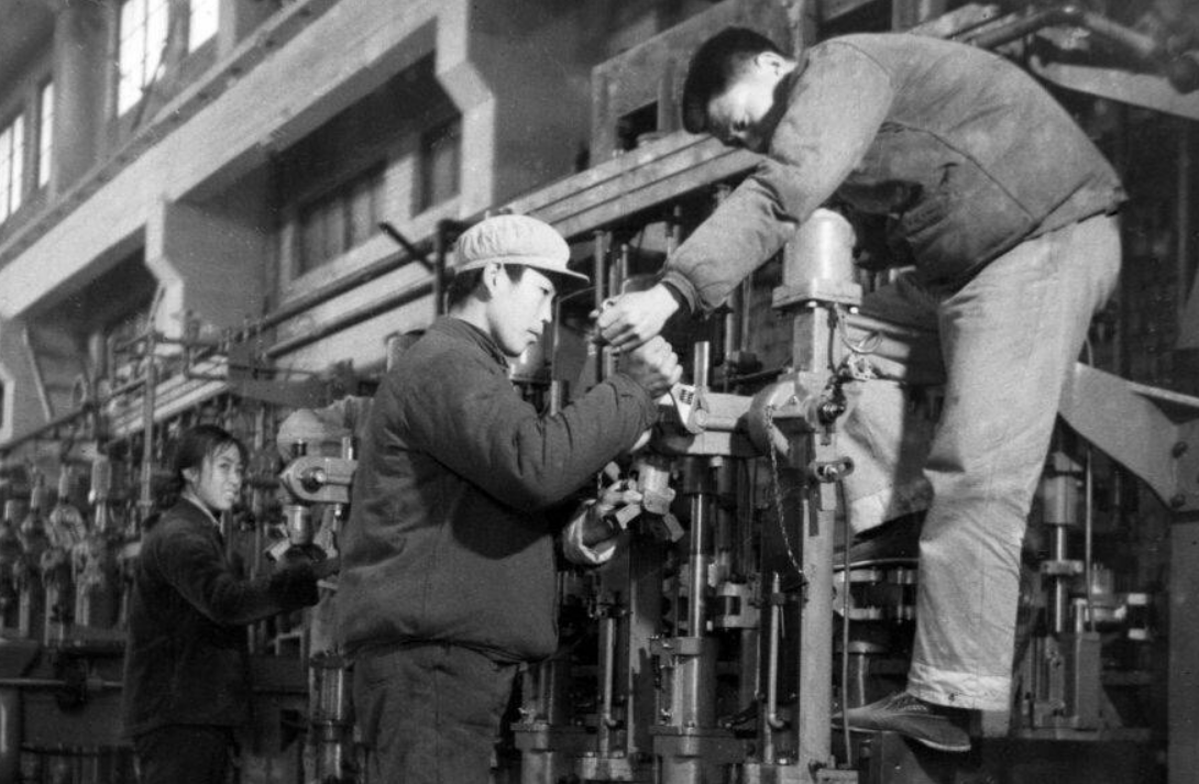 1963年，河北一女会计携1.6万巨款失踪，21年后在水泥地下被发现