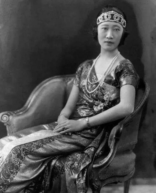 她压过宋美龄，成为最佳着装的中国女性，拥有无数贵重的珠宝