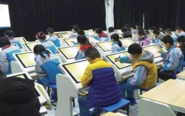 中小学改用“新课桌”，学生上课睡觉或成难题，家长终于能放心了