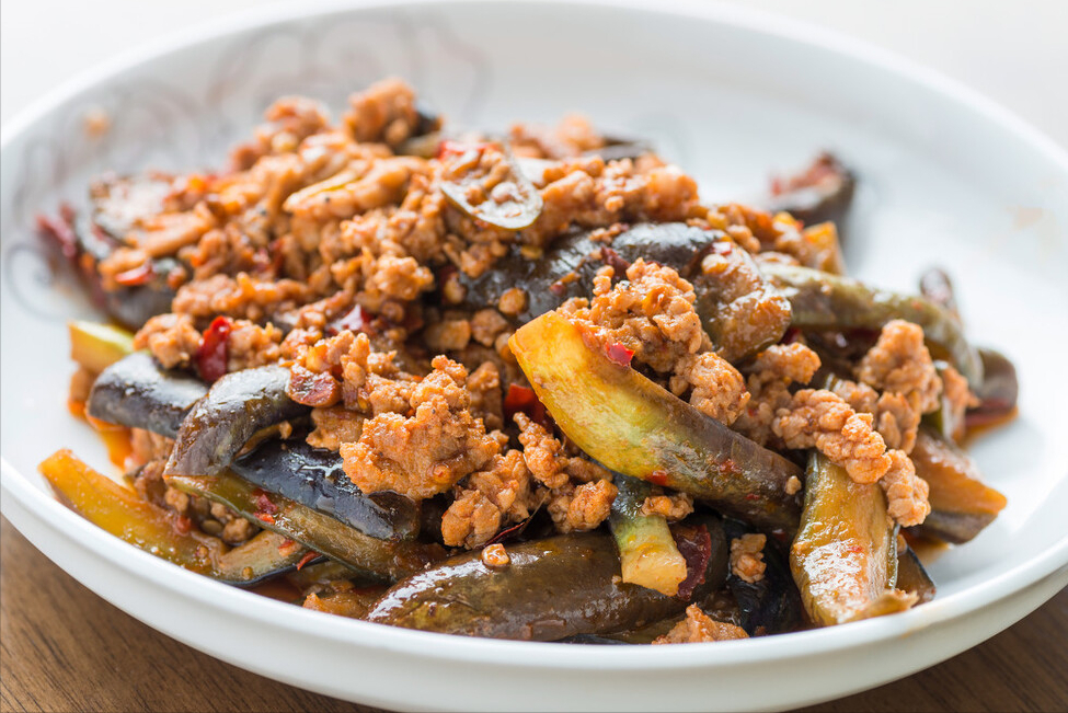 炒茄子切忌直接下油锅，厨师长教你一招，炒出来不发黑也不油腻