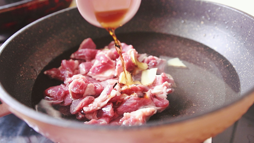 给肉焯水，用冷水还是热水？很多人做错，难怪肉不好吃还有腥味