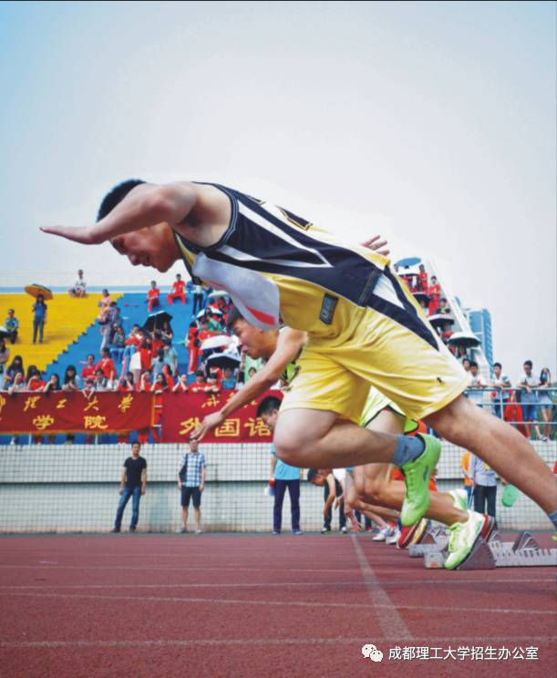 成都超“火”高校：占地2890亩，坐拥4大网红食堂，获人民日报关注！