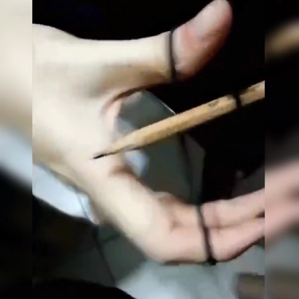 只需一招，就可以教小朋友握好笔，简单实用，有需要的父母快收藏