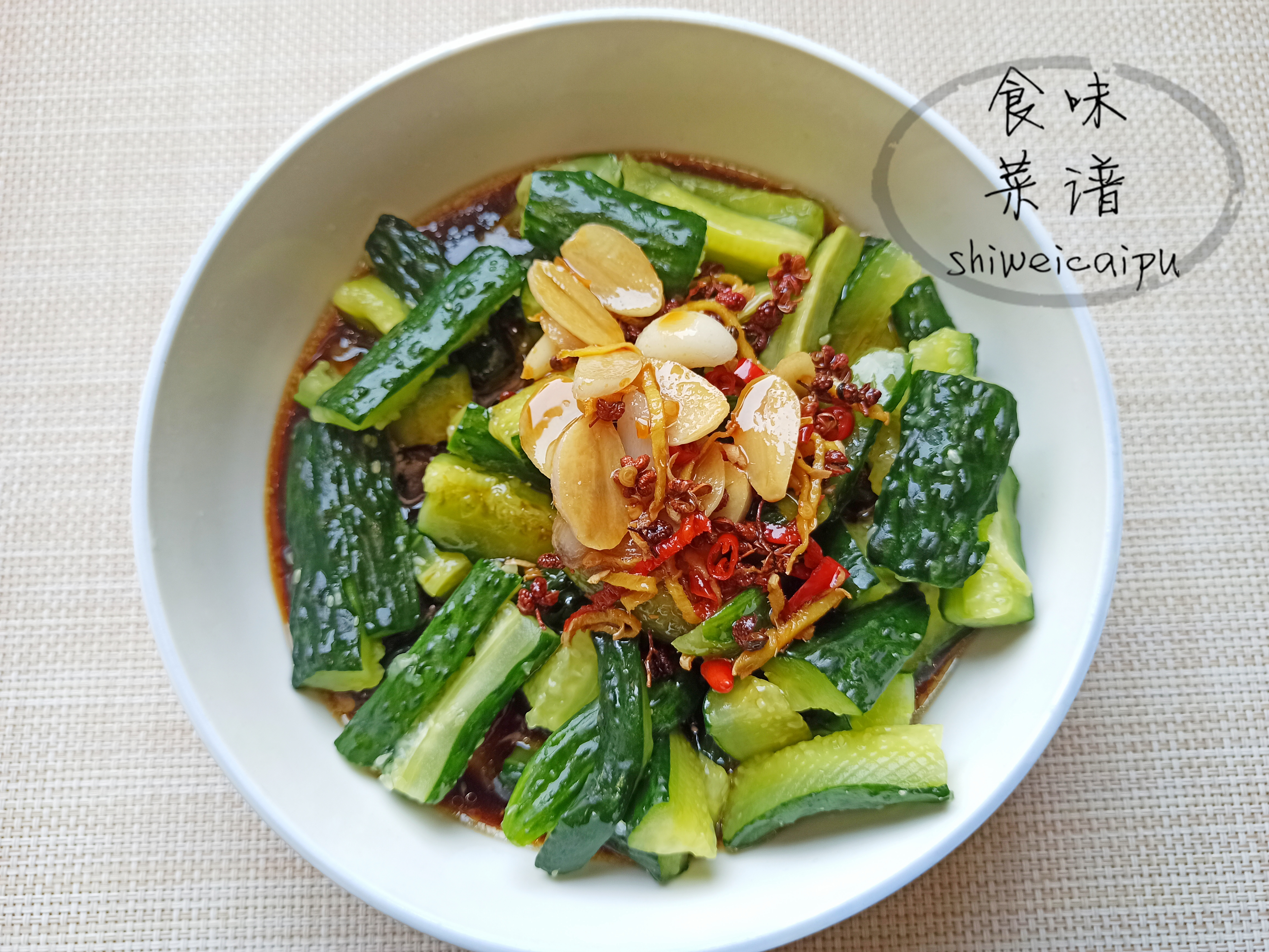 黄瓜怎么腌制才能发脆？教你小窍门，酸甜爽脆不会软，十斤不够吃