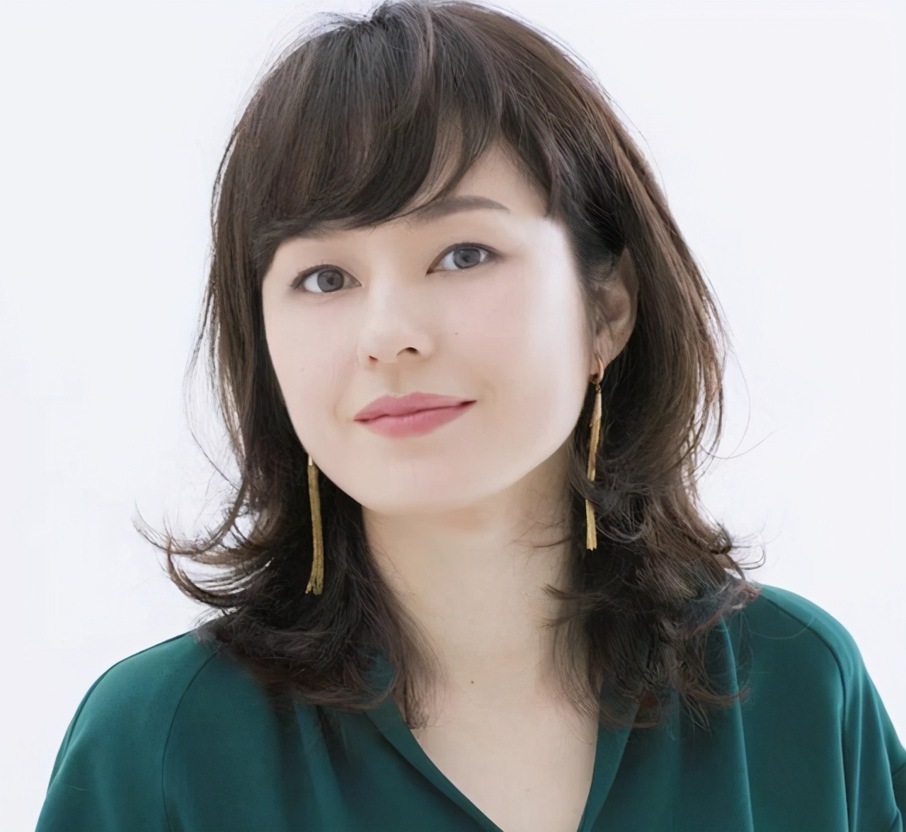 第一种:优雅披肩中长发进入四五十岁的女人,真的不太建议留过长的发型