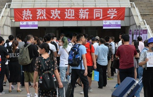 这类大学生入学就迁户口，原来好处这么多，学生和家长要做足功课