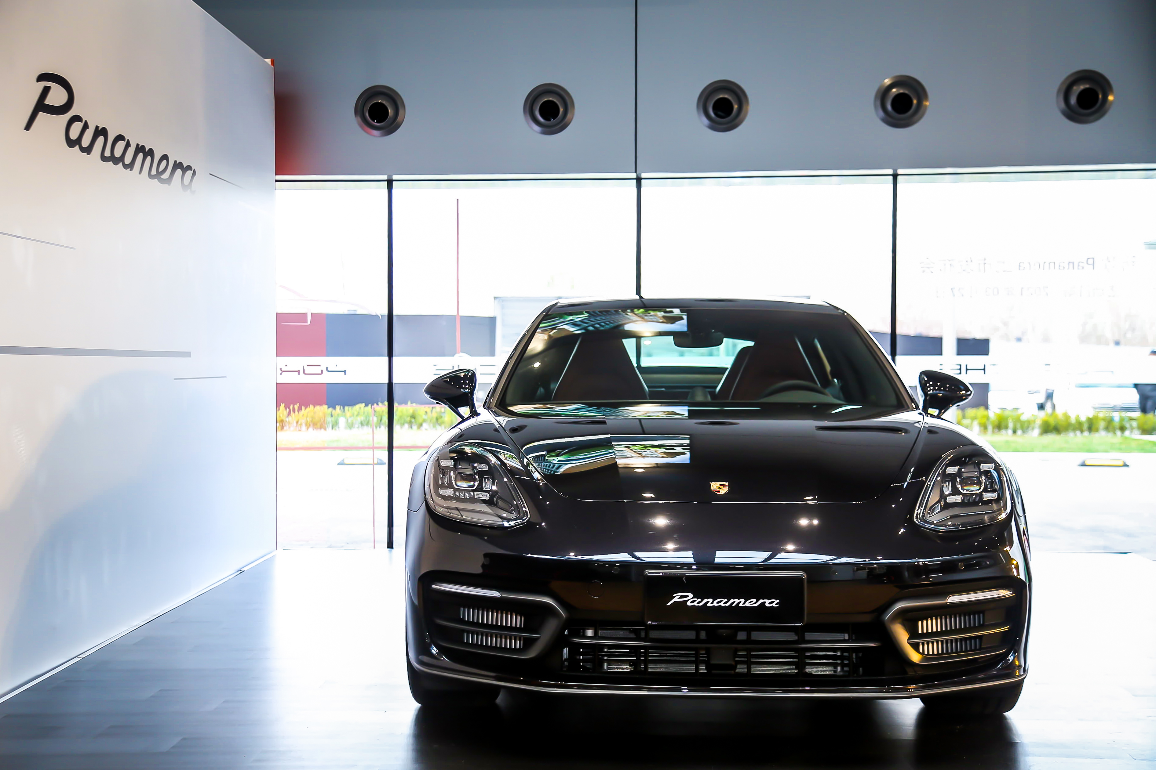 新款 Panamera 实车到店，呈现专属保时捷的速度与激情