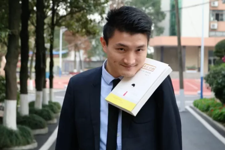 10年前，那个用脚高考轰动全国的文科状元，如今怎样了？