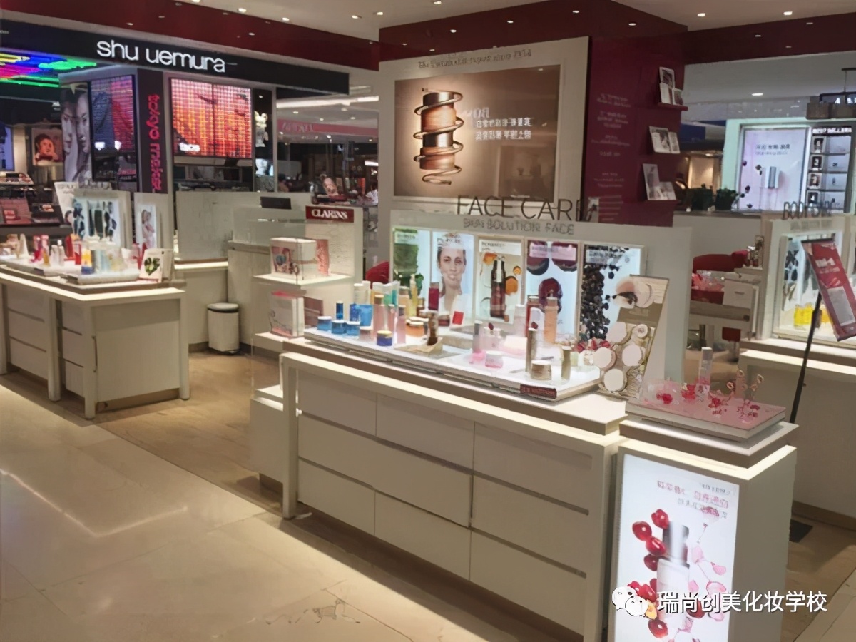 毕业一年成为高级化妆师，只因选对了化妆培训学校