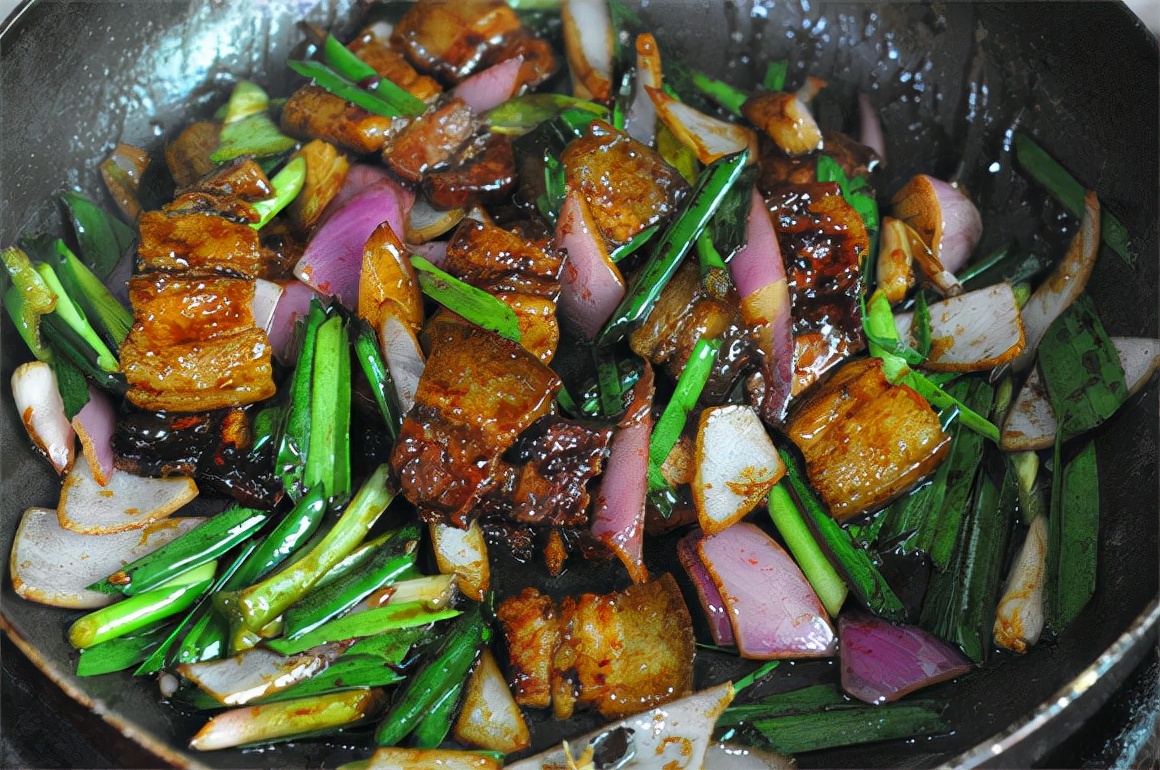 湖南妹子教你做回锅肉，不油不腻入口即化，冬天吃它最解馋