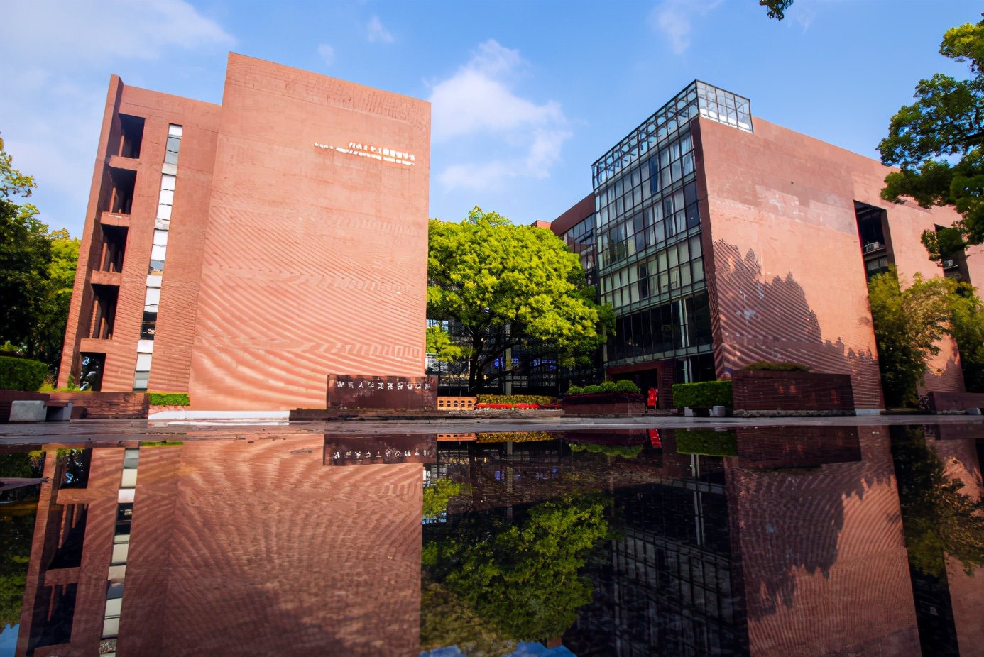 坐拥百年历史，湖南大学“超牛”学院专业都是A类，成果被哈佛案例库收录！