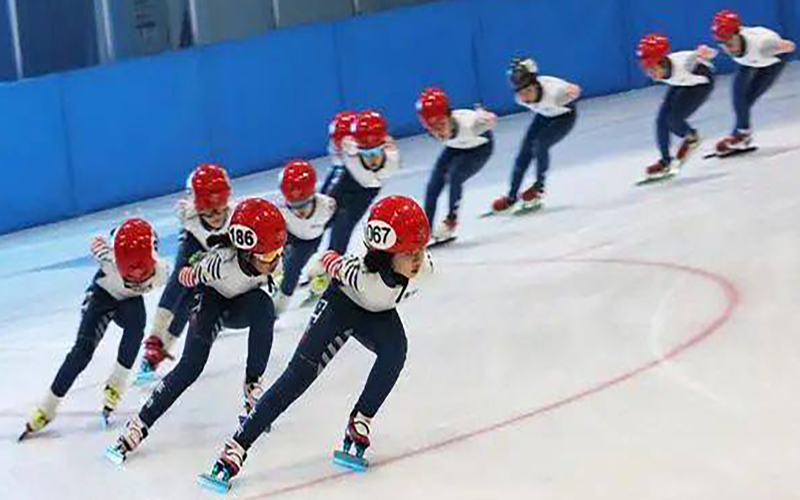 8岁女孩短道夺冠(8岁短道速滑小女孩，摔倒后还反超夺冠，引全网500多万点赞)