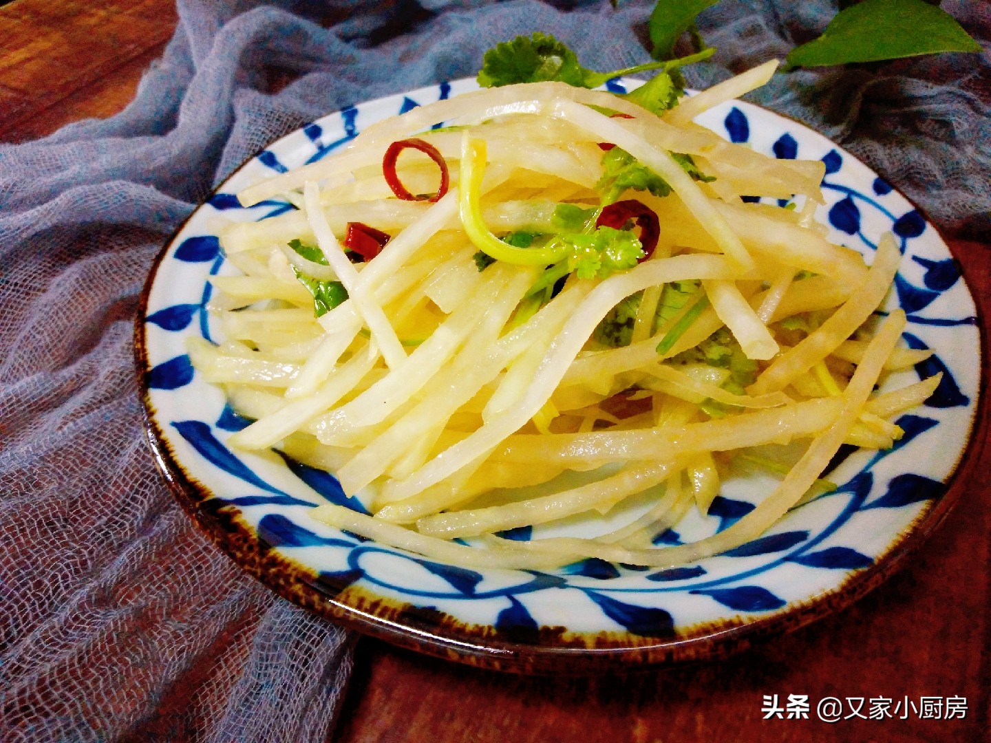 苤蓝的家常吃法,简单几步,一炝一拌,爽脆清甜,大人孩子都喜欢