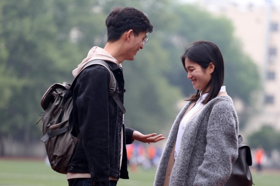 女大学生第一次约会，全宿舍合力帮忙装扮，网友调侃：怕砸手里吧