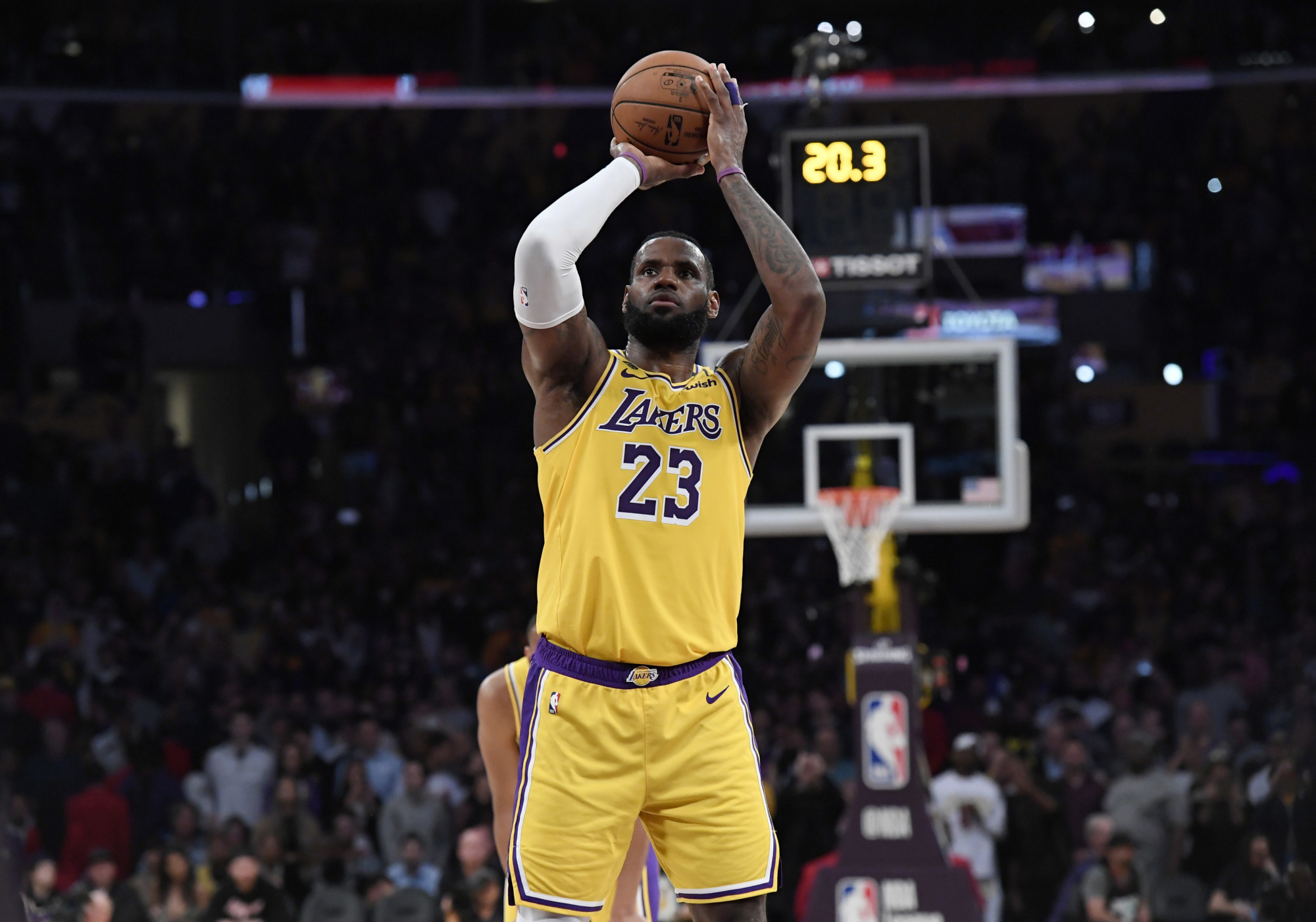 为什么nba很少抽筋(NBA五大著名谣言：乔丹体脂3%，罚球不能跳，张伯伦场外花边)