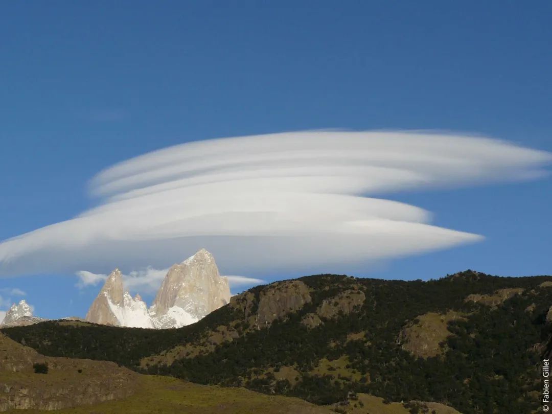高积云云块较高层云小,但可清晰分辨轮廓,有时出现在两个或以上的高度
