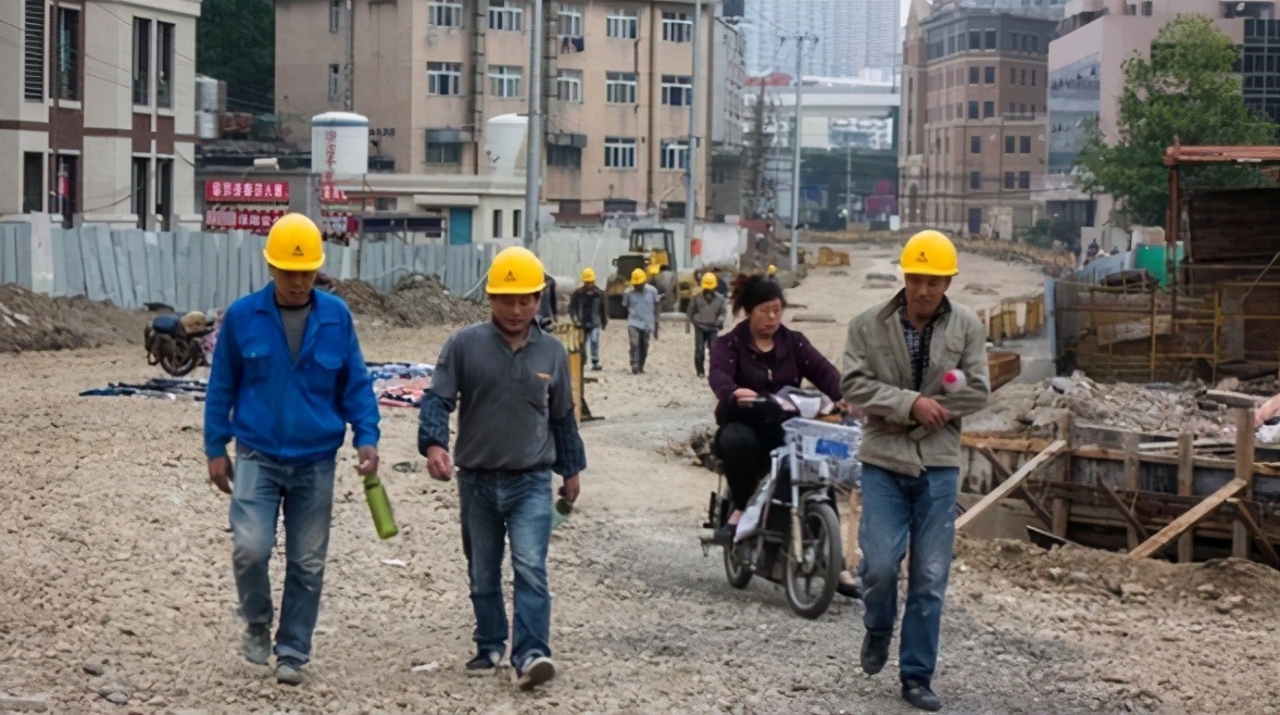 在工地，安全帽有黄色、红色、白色、蓝色，他们有什么不同？