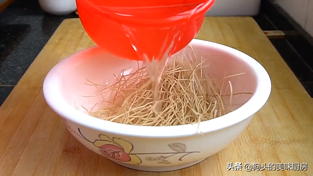 天凉了，用一块猪肉一把粉条炖着吃，暖身暖胃，上桌汤汁都不剩