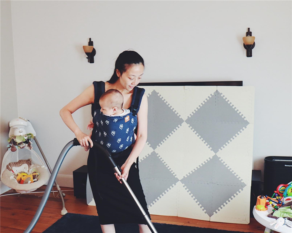 "这专属保姆当初难追得很!"妻子带娃手忙脚乱,丈夫却拍照炫耀