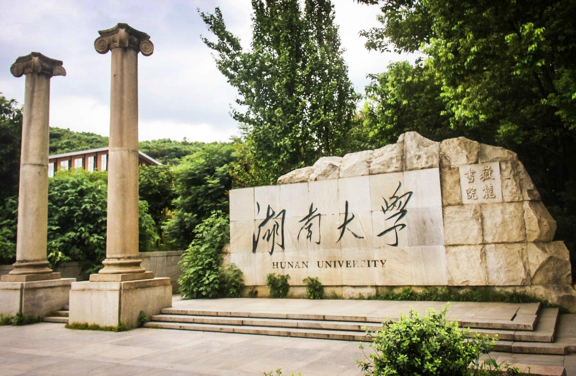 吉大女生无心上课，原来是一男生撞脸易烊千玺，网友：如本尊驾到