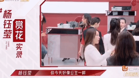 杨钰莹商演,低调友善被赞!隐退10年复出，年龄成谜!气场秒赢网红