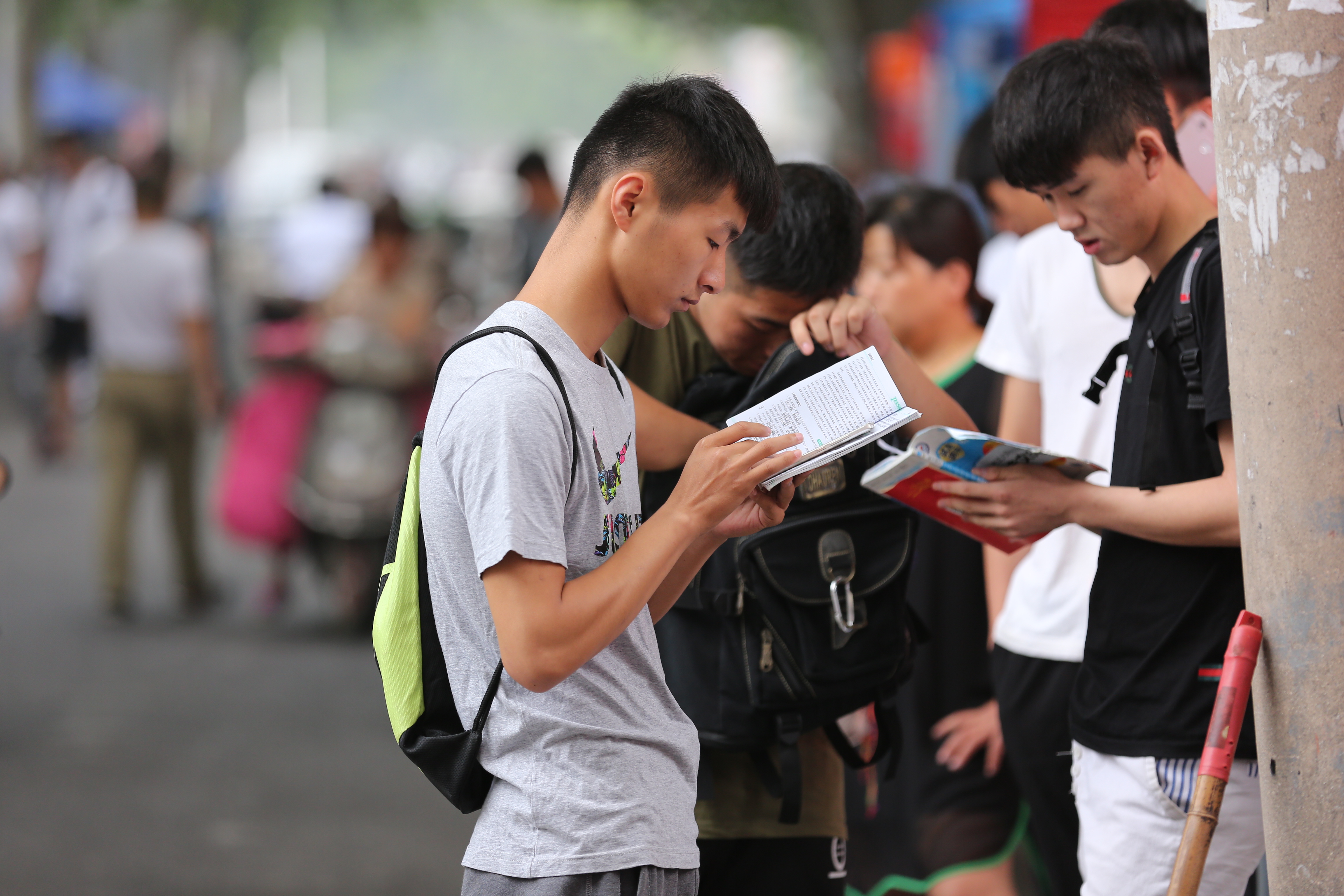 高考和考研上985，哪一个更难？学长坦言：考研进985的更使人佩服