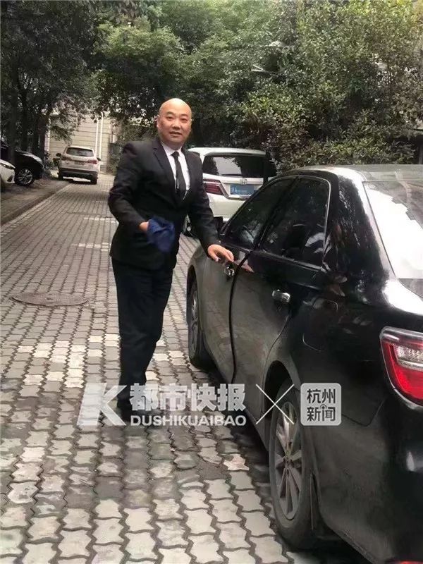 双门跑车不符合网约车条件，他又买了辆凯美瑞！月入四五万，不差钱的杭州43岁男人为什么早出晚归开专车？