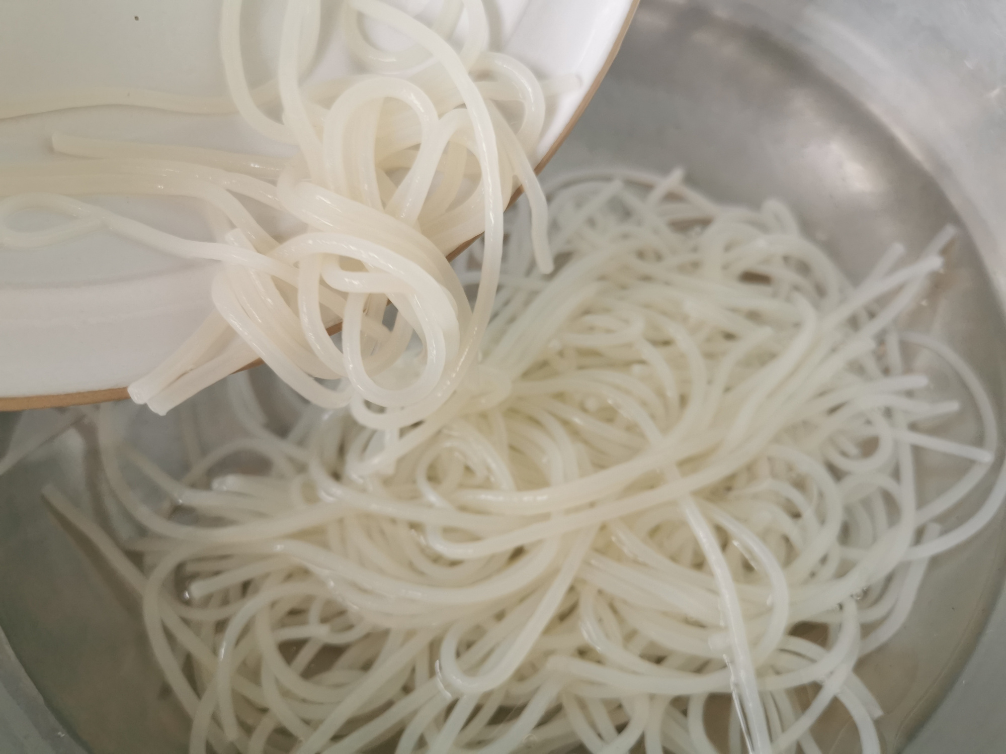 一年漂洋过海500000份的螺蛳粉，为啥那么火？正确做法学会了吗？